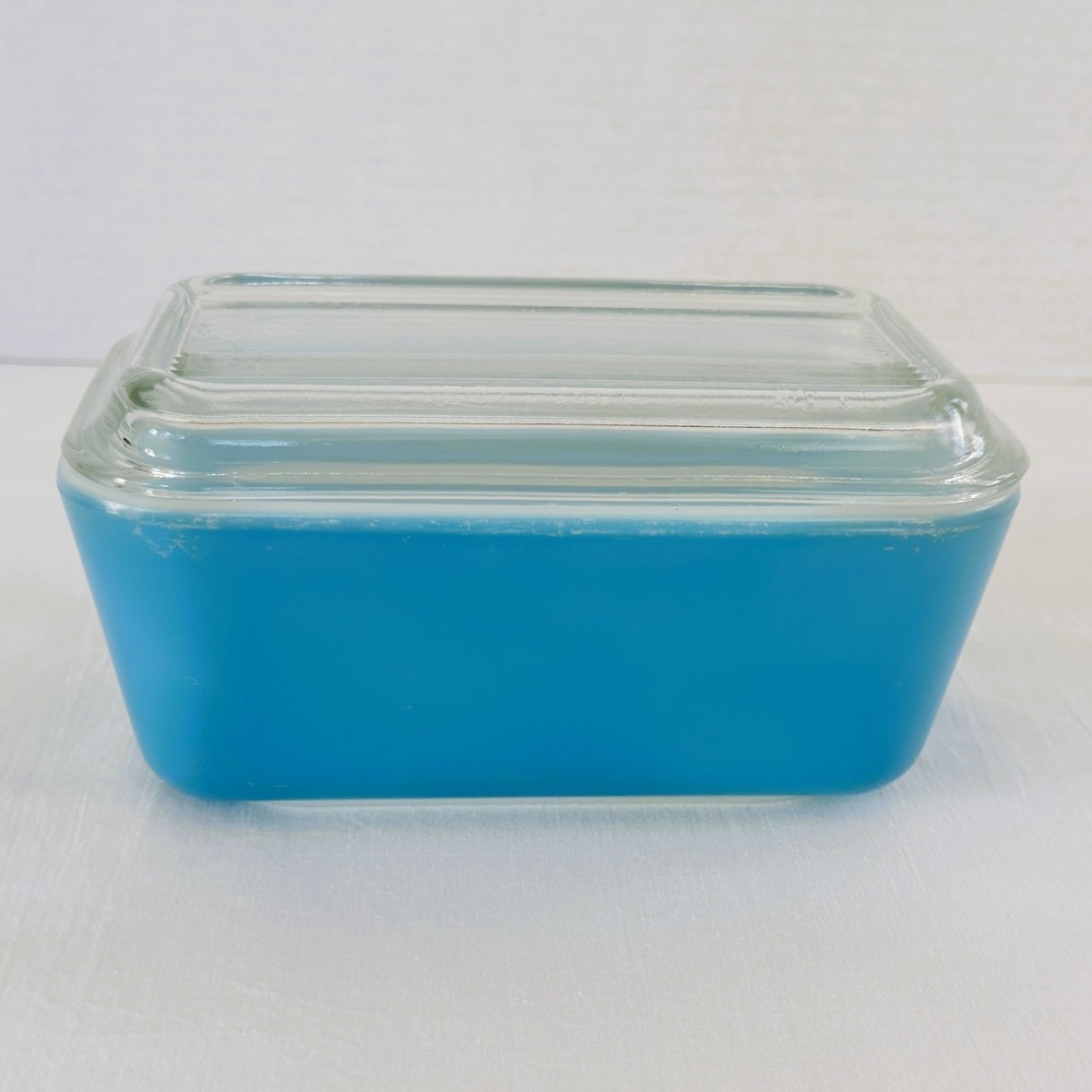 Pyrex Fridgie 0502 Blue Medium with Split Rib Lid Vtg